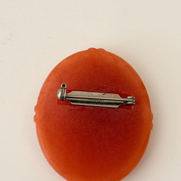 Vintage Avon 1970’s Floral Cameo Brooch with Bow Pin Excellent Condition - Picture 2 of 4